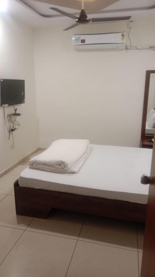 Hotel Shreeji'S Гандинагар Экстерьер фото