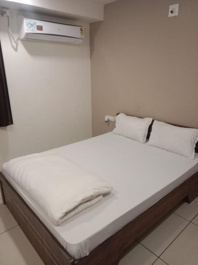 Hotel Shreeji'S Гандинагар Экстерьер фото