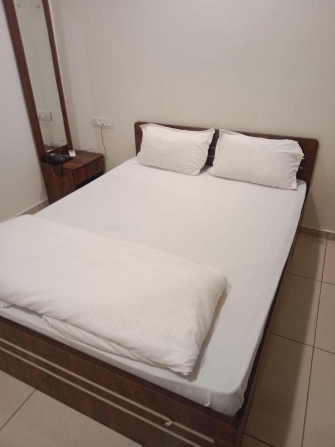 Hotel Shreeji'S Гандинагар Экстерьер фото